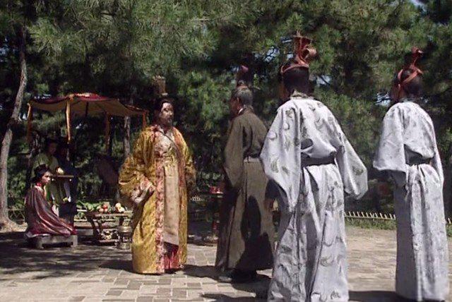 253年，诸葛亮的接班人费祎喝得酩酊大醉，不省人事，魏国降将突然逼近，用匕首狠捅