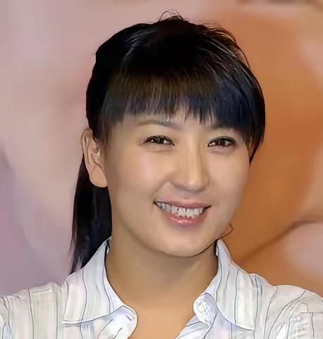 一场直播里的“哭穷”戏码，让“农村剧一姐”闫学晶再次站在了舆论的风口浪尖，也让观