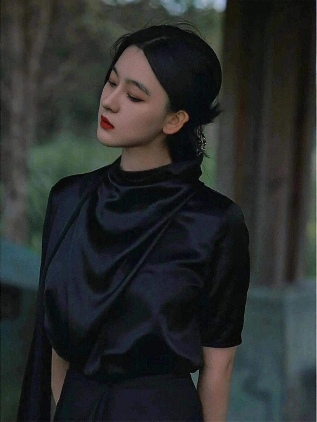 暗恋你的女人，藏不住这3个信号，男人要懂！女人的暗恋，往往藏在细节里，嘴上