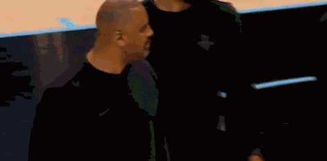 伊森与乌度卡互喷垃圾话，这不是一个好兆头。从这一幕能看出来，伊森明显是不认可乌