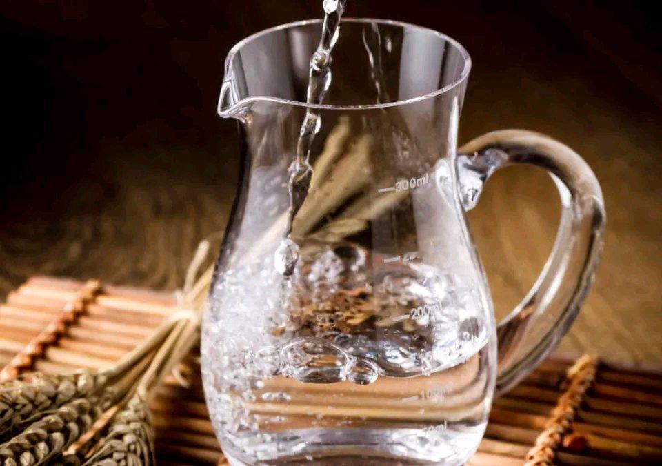今年中秋应该是最冷的中秋了，白酒除了茅台，几乎全军覆没。跑了本地三家连锁烟酒行