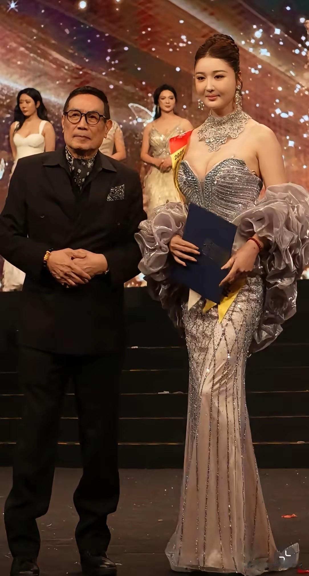 据说这是世界小姐选举中国赛区的冠军，这个人的身高是可以的，但是长相真是不敢过多的