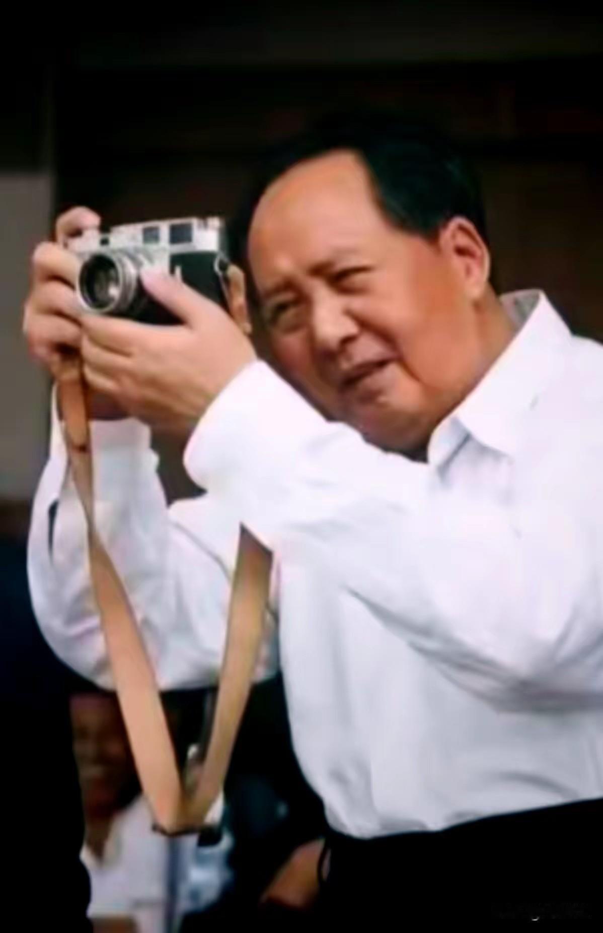 毛主席手持相机，这张照片看着格外亲切动人。
