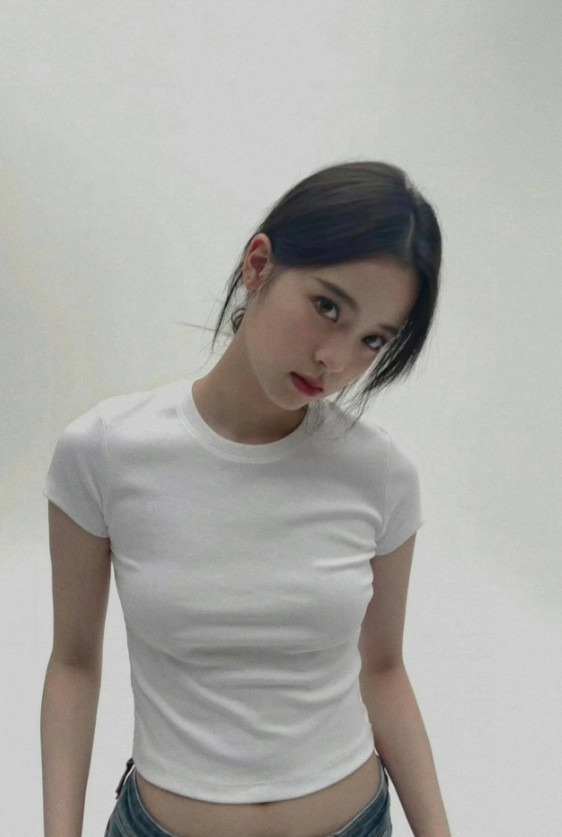 欧阳娜娜白色t恤牛仔裤造型，什么水平？