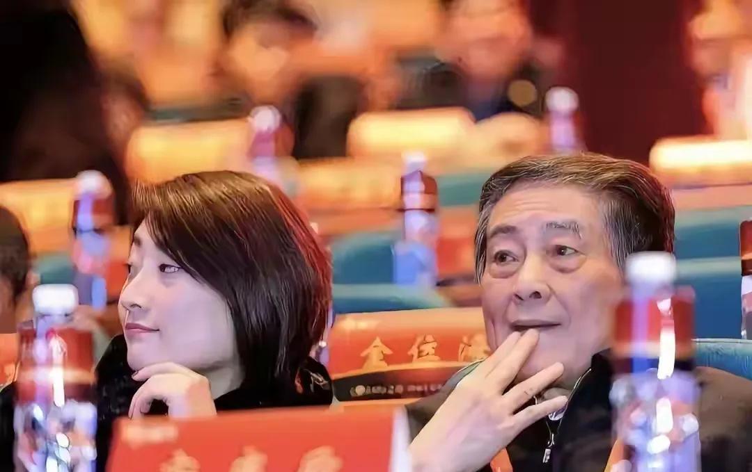 #我的宝藏兴趣#最近娃哈哈创始人宗庆后的女儿和杜建英带着三个私生子和宗馥莉打