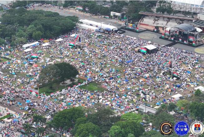 菲律宾民众抗议进入第二天，数十万人云集首都马尼拉，给了小马科斯一个体面下台的机会