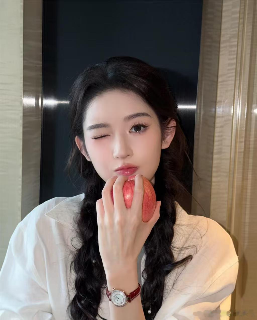王玉雯早期校花味五官精致又灵动，青涩感十足，妥妥众人眼中的校园白月光。