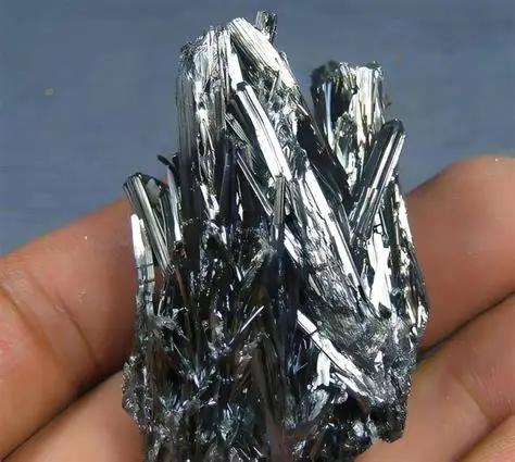 世界上熔点最高的金属，叫钨。熔点3422度。穿甲弹弹芯用它。导弹鼻锥用它