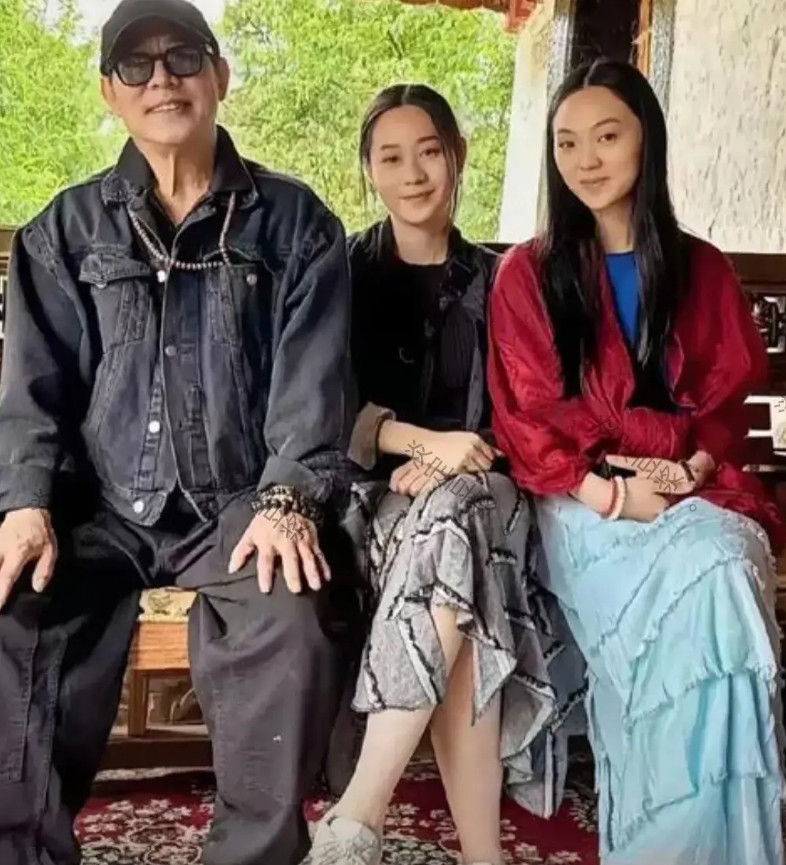 看来李连杰也是很喜欢和黄秋燕生的两个女儿的。单说李连杰和利智的两个女儿，没有一