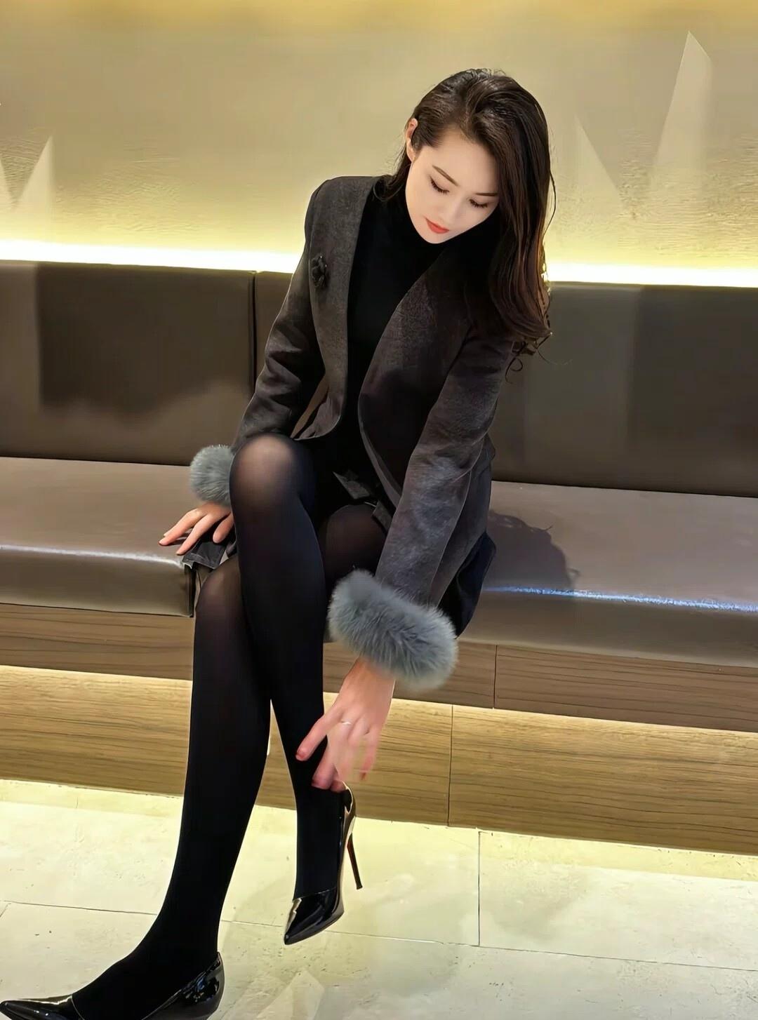 想谈一场热烈的恋爱就像纸吸管放在碳酸饮料一样明知道会冒出来但不管我偏要