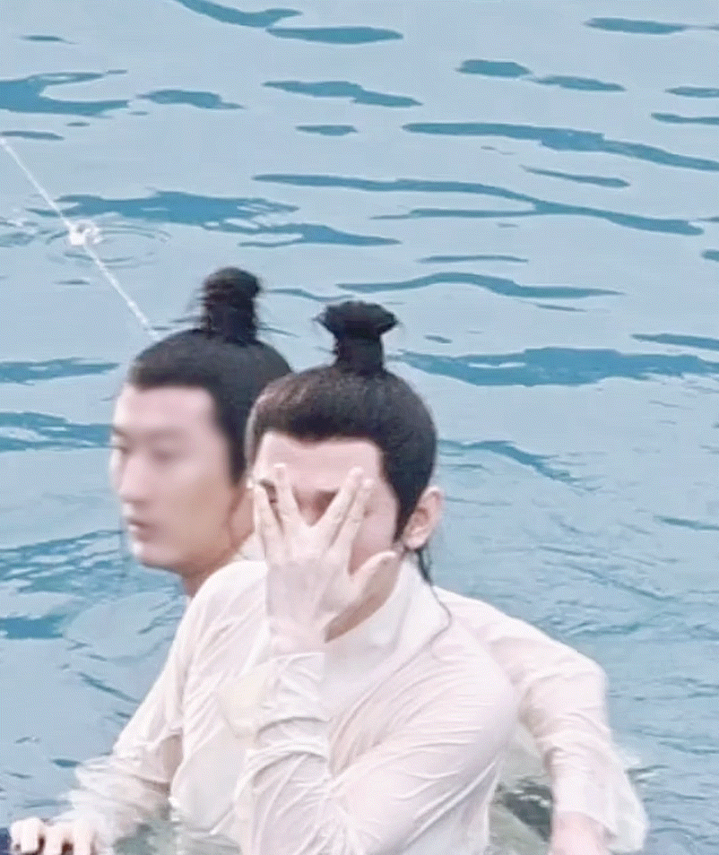 林更新成毅水下戏路透：这“光天化日”的拉扯，谁看了不喊句刺激！刷到林更新和