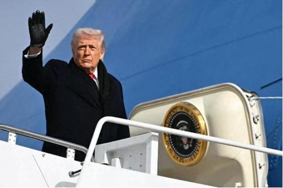 曾经不可一世的美元霸权，正在被一张张抛售单慢慢瓦解。中国监管层近期悄悄给商业银