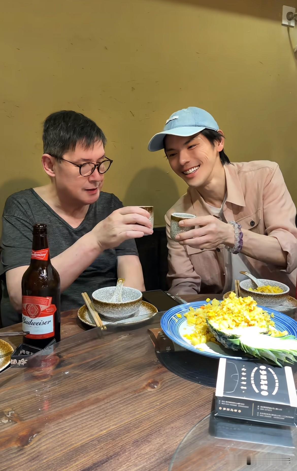 向佐今天满脸笑意祝郭碧婷父亲生日快乐，岳父却满脸不高兴😠，面对镜头勉强😥和向