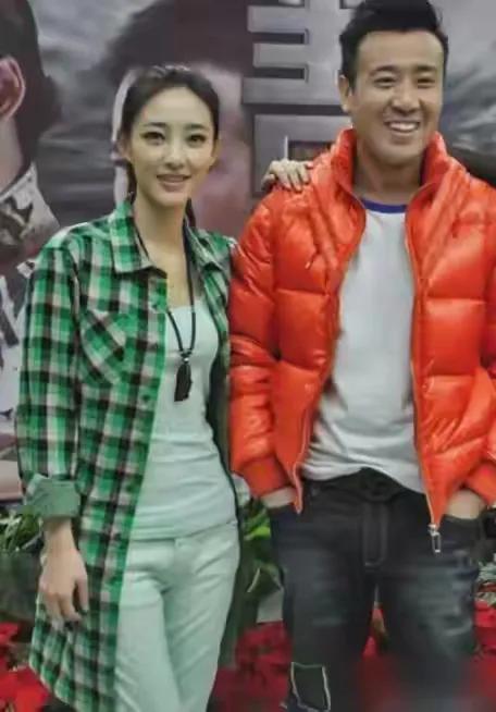 于和伟身边的美女是谁？你们认识吗？她的颜值在线，她的身材很苗条，她的笑容很灿