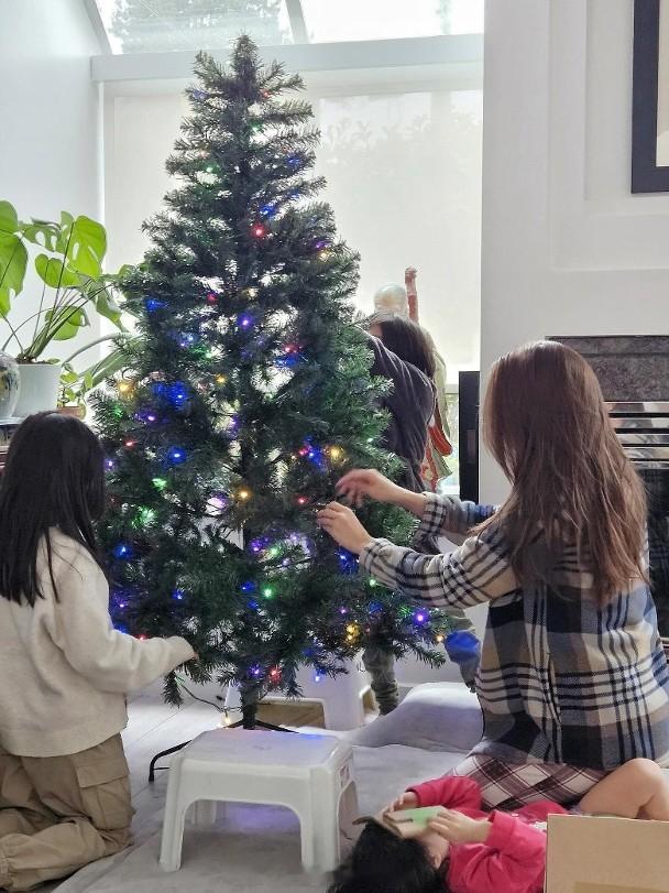 钟嘉欣近日被网上谣传婚变，日前现身活动时亲自辟谣，大赞老公110分，力证夫妻恩爱