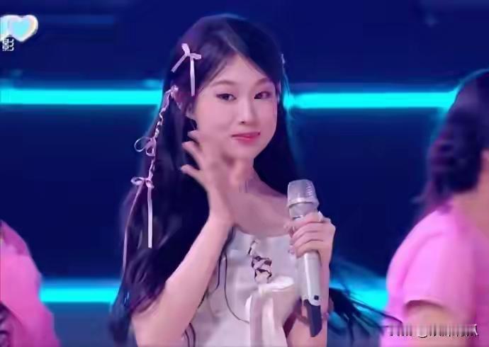 不信点什么，有些事情就说不通。大湾区晚会过后，最火的就是沈佳润。我觉得她就是一夜