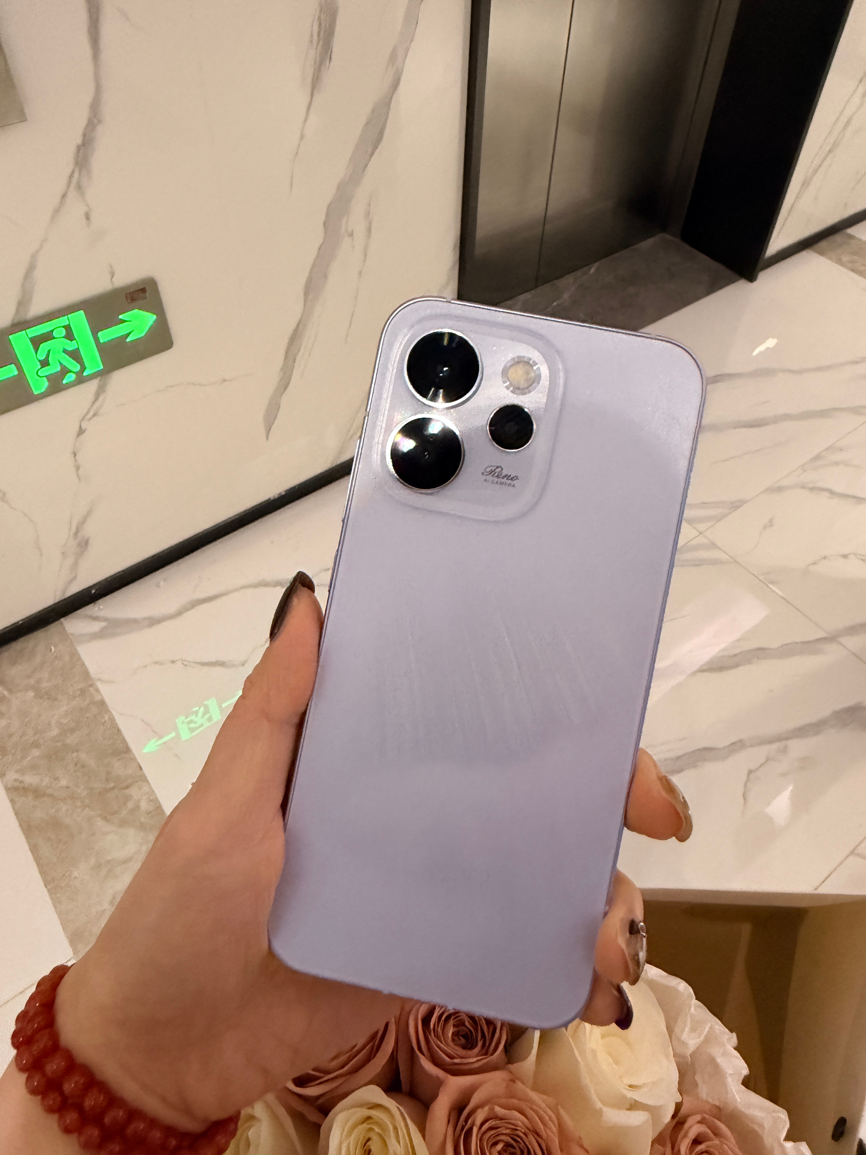 OPhone来不及拍了淡紫色还蛮好看的~