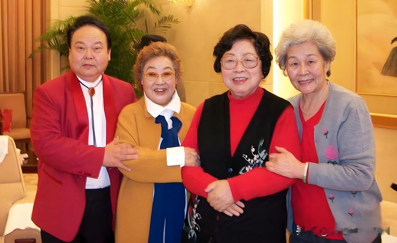 这是“人民的艺术家”郭兰英生前与老一辈艺术家柳石明、王昆、于淑珍的一张非常珍贵的