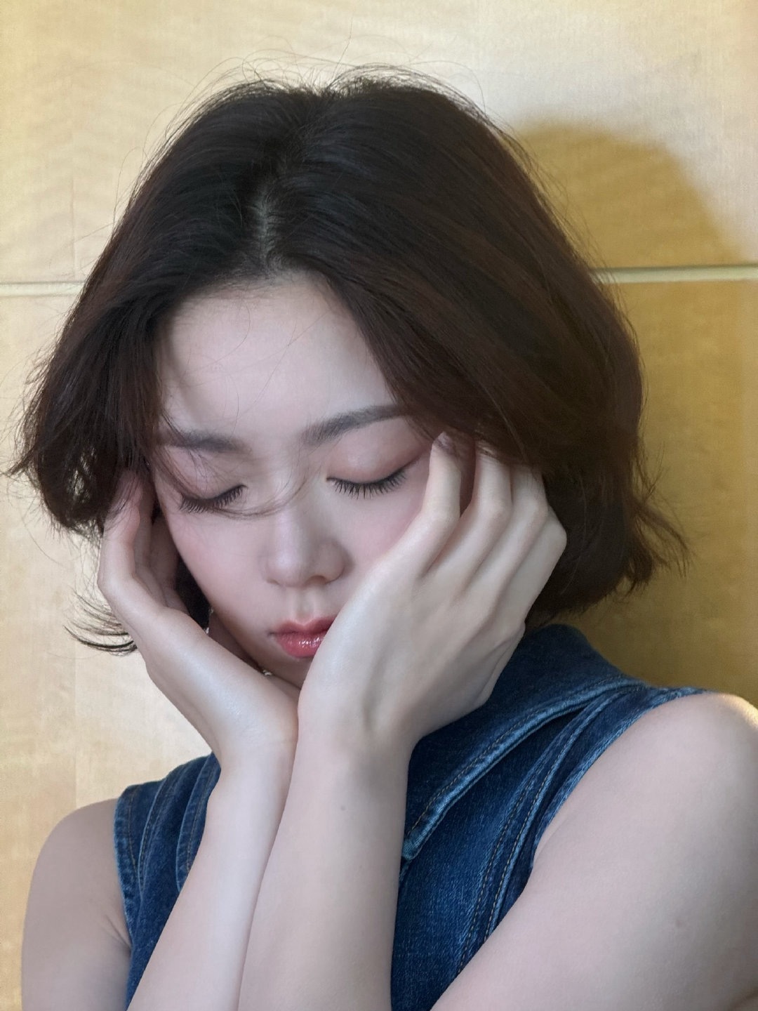 赵今麦剪了短发好像冲破了封印，可俏皮可熟女，把她灵动的特质发挥得淋漓尽致赵今麦