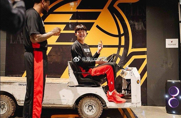 杨瀚森为什么会长胖十几斤,为什么总飘在三分线外?答案很简单,因为小杨很听话,开拓