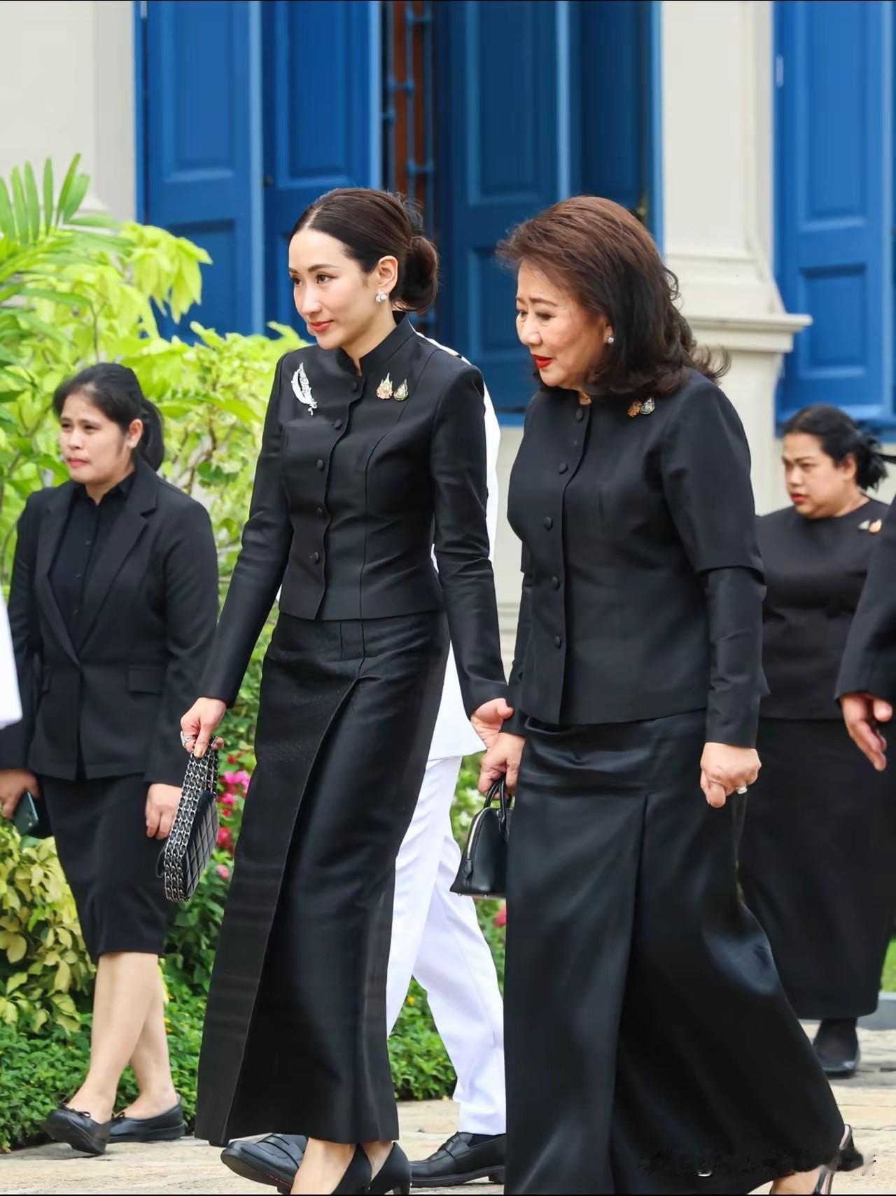 佩通坦和妈妈一起去祭拜刚刚去世的泰国王太后诗丽吉。母女两个人全部都是黑色的服装