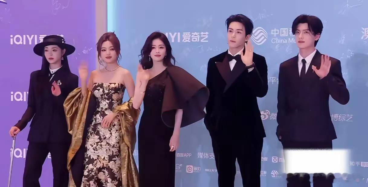 白鹿、周洁琼、何瑞贤一起走红毯，不出意外还是出了意外，网友又拿三个大美女比较了