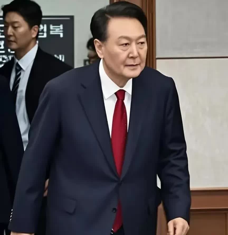今天首尔拘留所门口可太热闹了！前总统尹锡悦不肯被抓，脱了囚服直接躺地上，跟特检组
