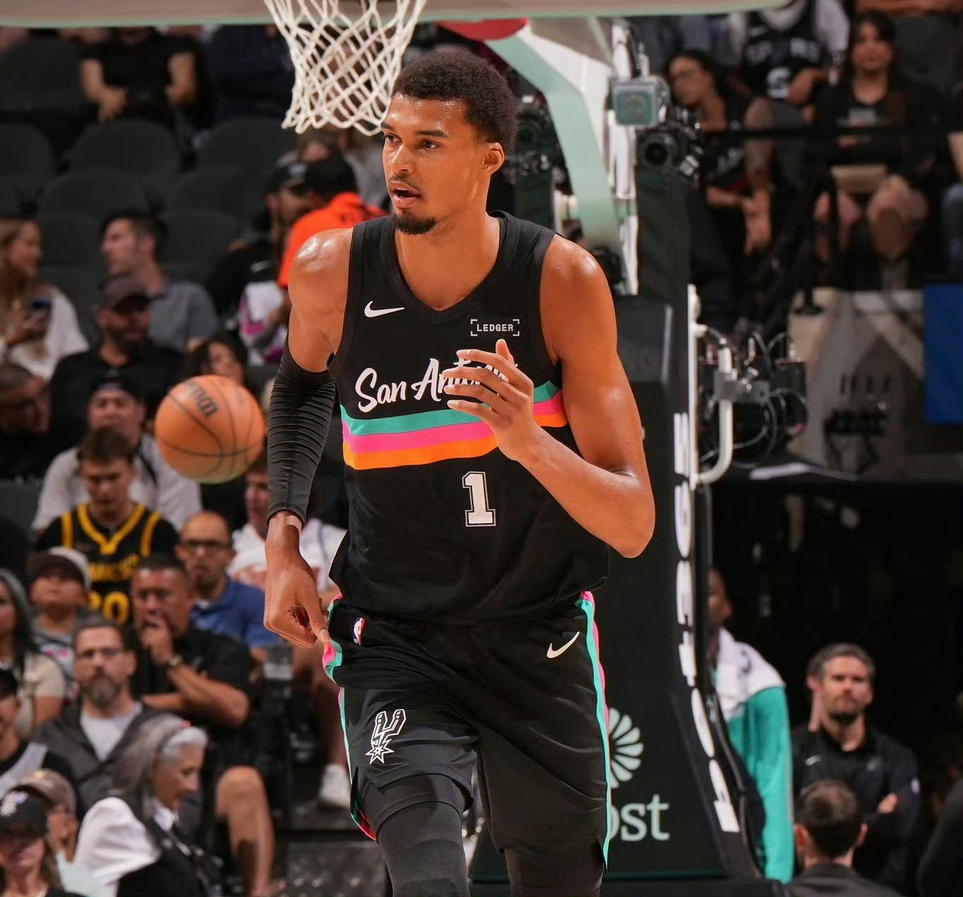 马刺记者MichaelC.Wright表示球队正在权衡是否让文班亚马在对阵湖