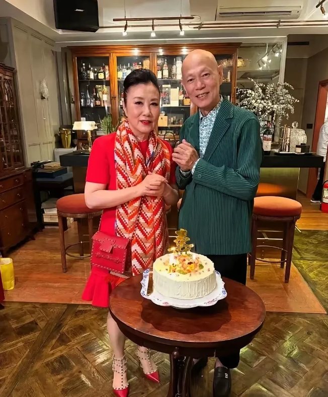 这对夫妻的关系确实令人唏嘘，丈夫患癌四次，治疗花费近300万元，几乎掏空了罗家英
