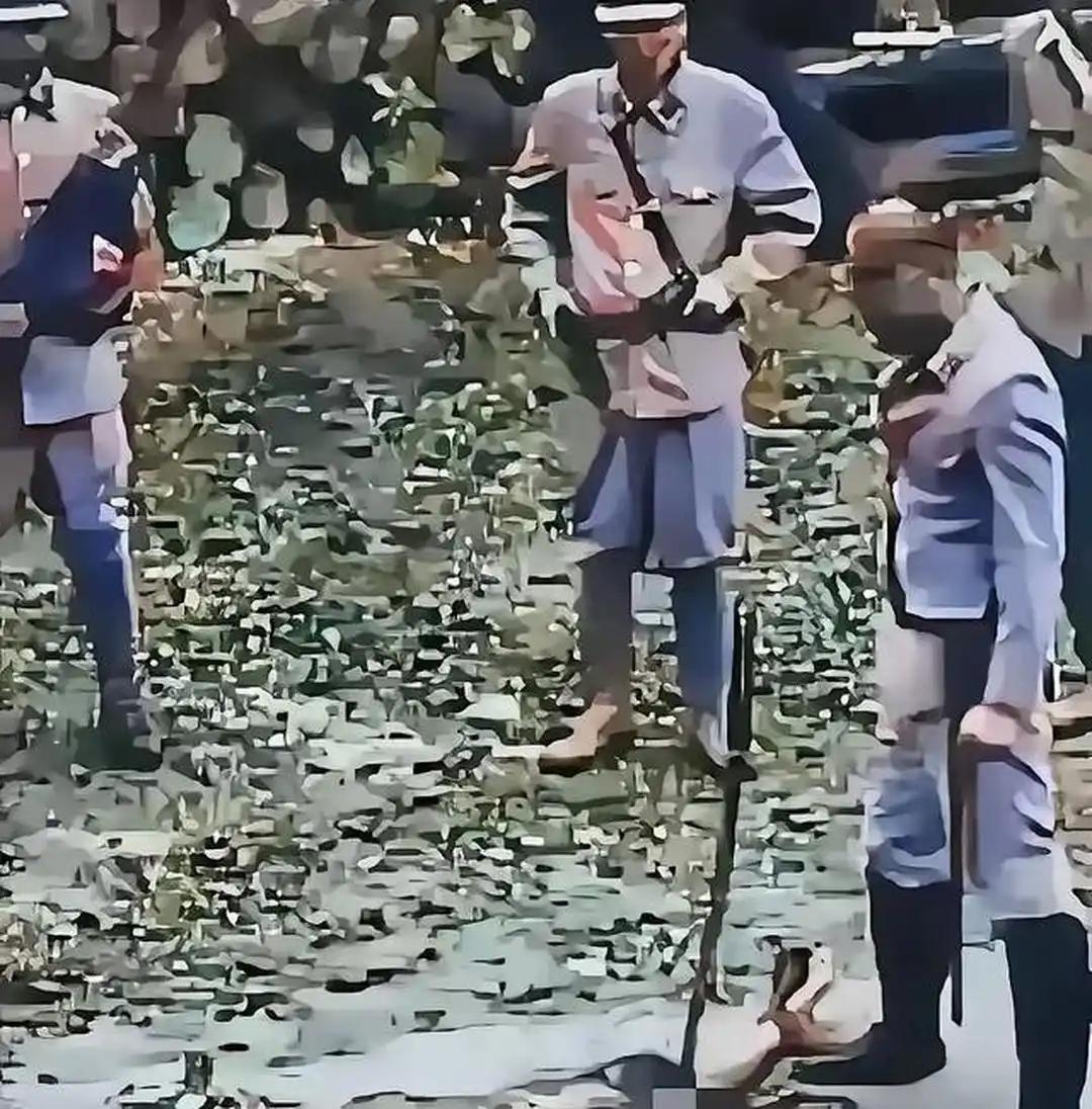 1937年，日军占领南京，发动南京大屠杀。一名身姿高挑、容貌清秀的女大学生，被三