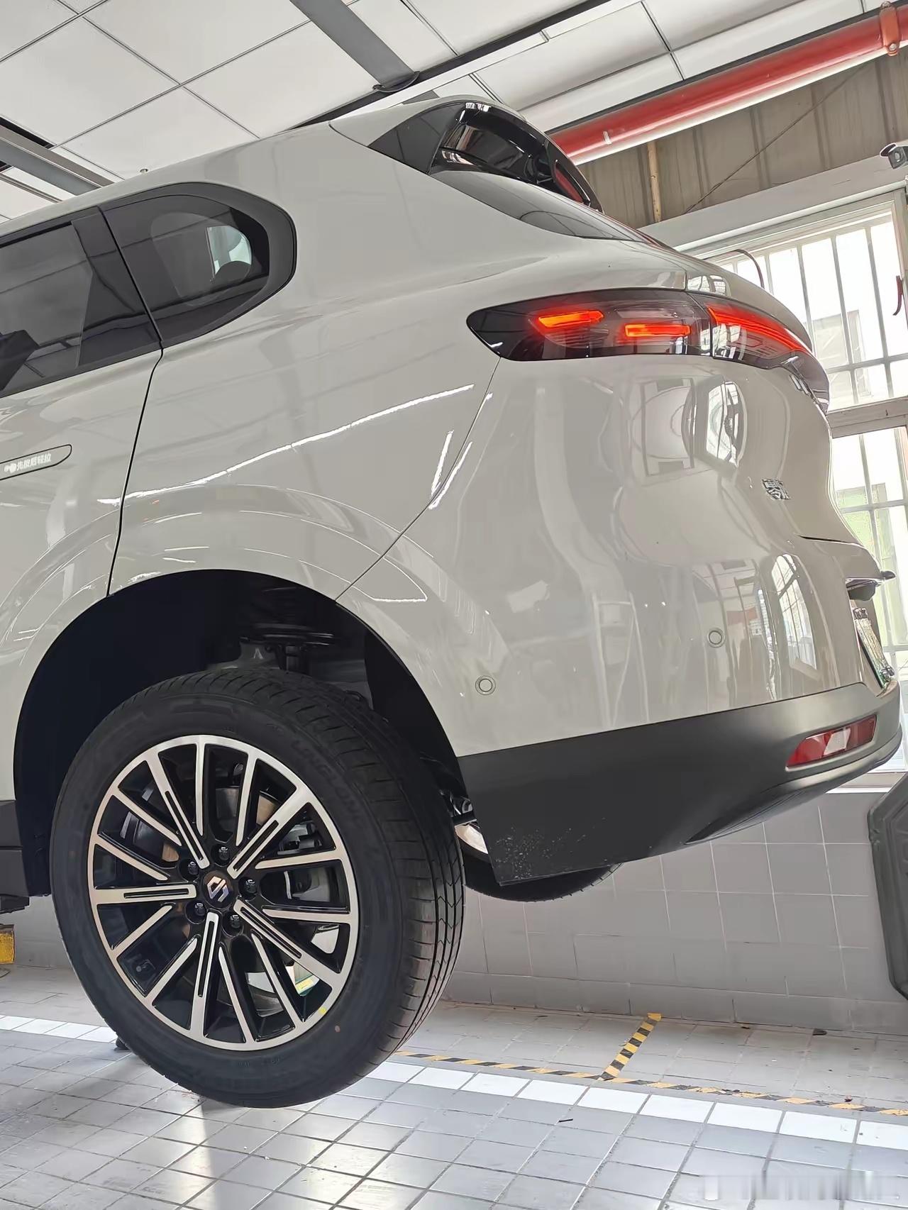 看到裸露的底盘，有点后悔了。整个零跑系列，可能就B10是这个样子了。买了的宝子们