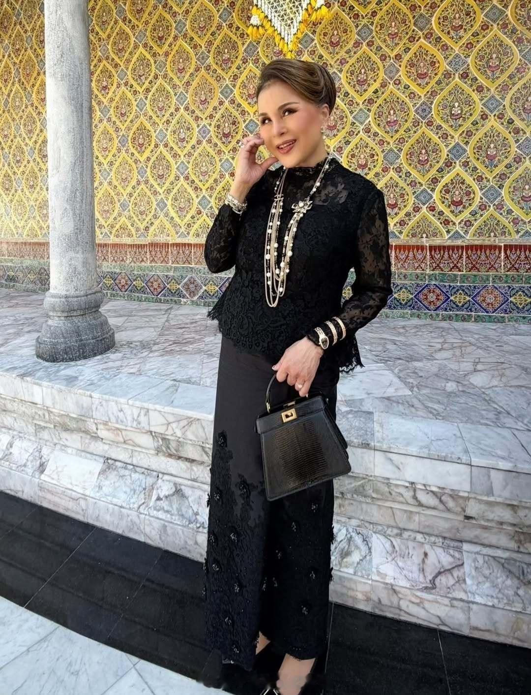 王室王室泰国王室乌汶叻乌大祭祀詹森那天还搞了个摆拍