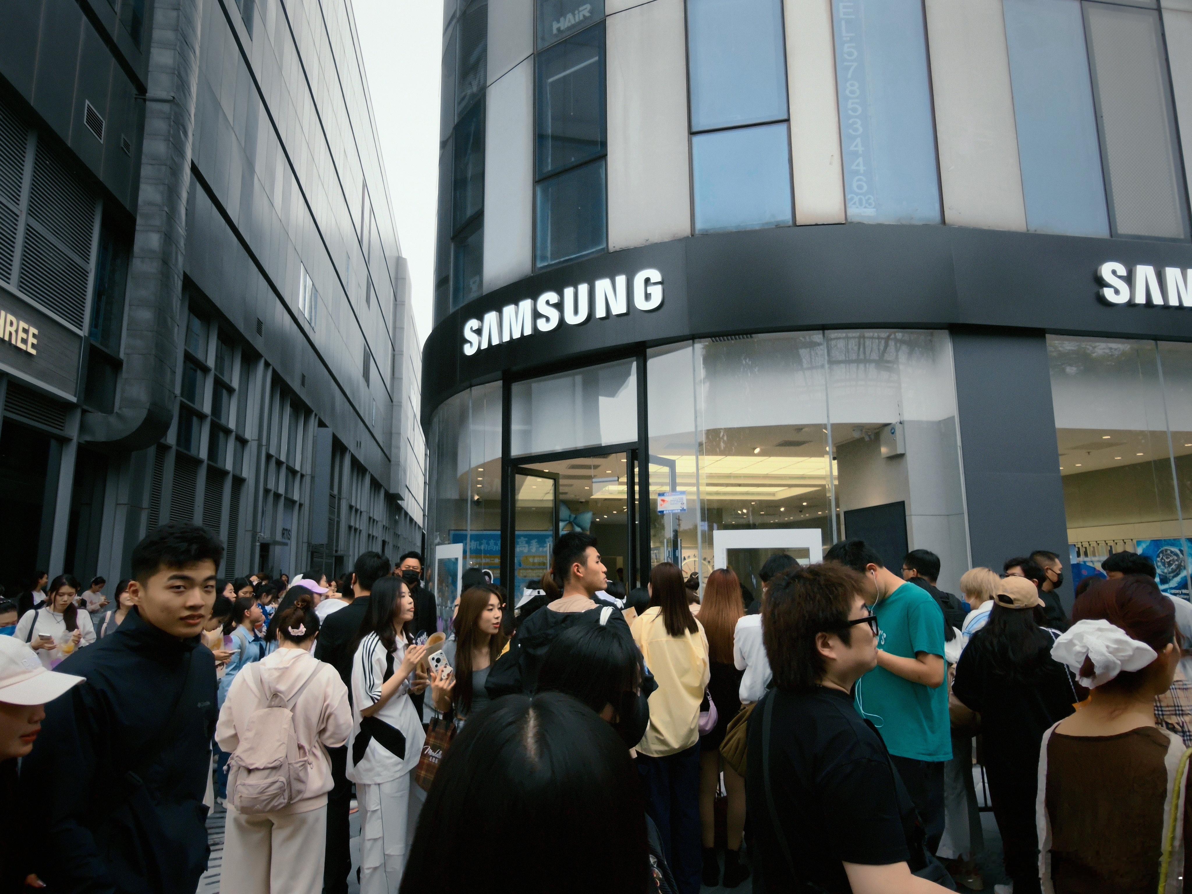 刚才路过三里屯三星，门口排了一堆人，终于知道谁来了希林那依高