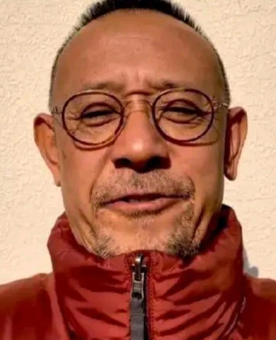 61岁姜文看着像个老大爷。