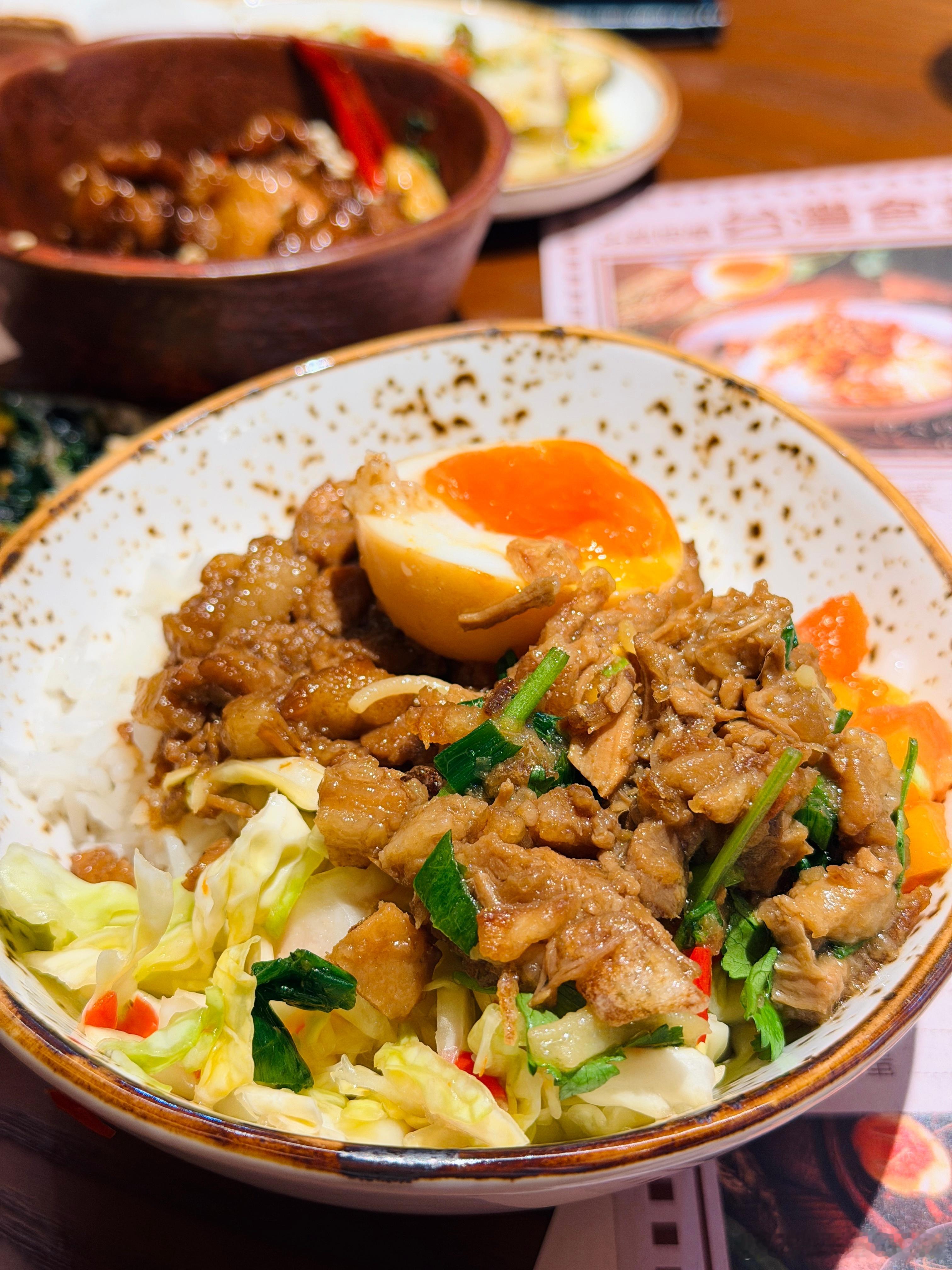 今天饭吃得有点晚，试了一家新开的台湾卤肉饭——小然同学第一次吃这么大颗粒的卤肉饭