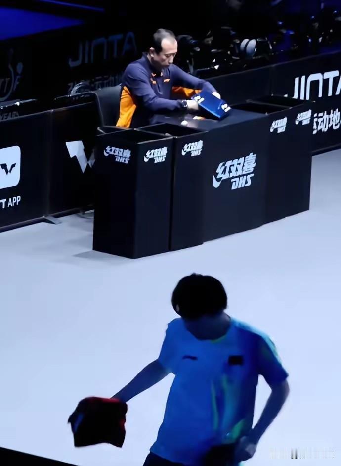 温瑞博和李天阳比赛怒摔毛巾，被网友质疑情绪失控！看过这场球的球迷，都能体会