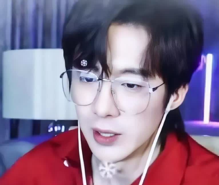 刘宇宁传授长高秘诀原来背后这么心酸。他说他长得高不是遗传父母，而是上学时