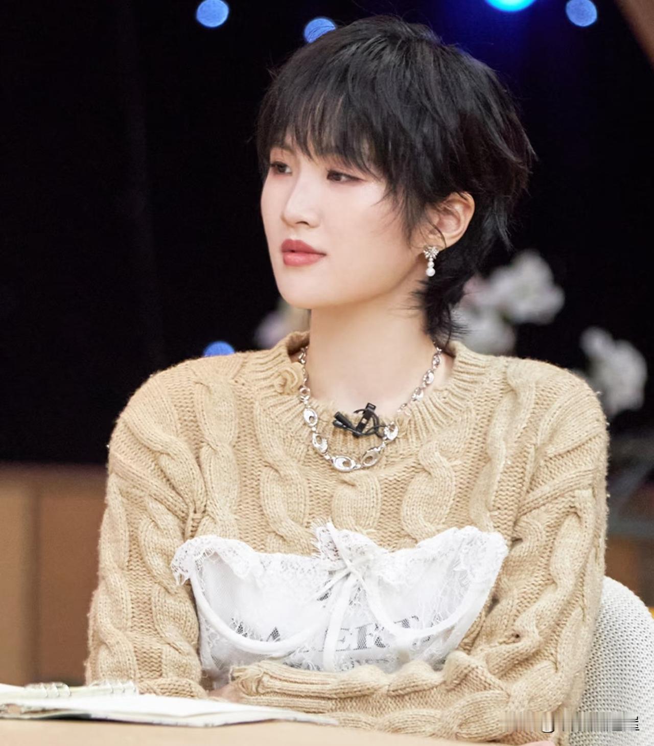 全网女人最羡慕的，一定是27岁的姚安娜了，不是因为她有钱，有名气，而是羡慕她