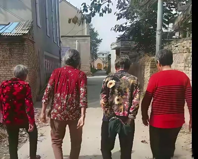 一直想不明白，为什么农村老太太的腿型都是O型的，而城市的老太太的腿型都是笔直的。