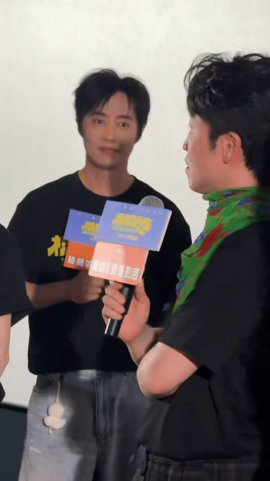 张海宇青岛大姨造型安利极限逃生梦回当年！张海宇复刻青岛大姨造型笑点密集，地道风