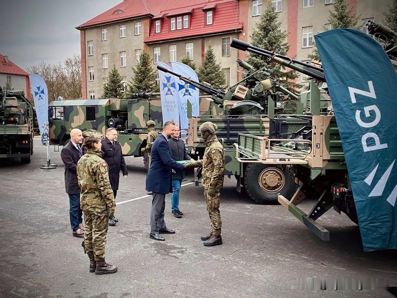 🚚🇵🇱波兰接收首套量产型“皮利卡+”（Pilica+）防空导弹炮系统