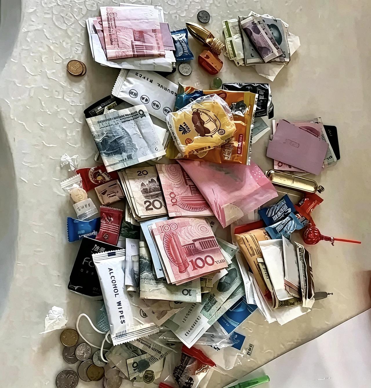 女友长期下夜班，无意间看见她包里的东西，我慌了，该怎么办？