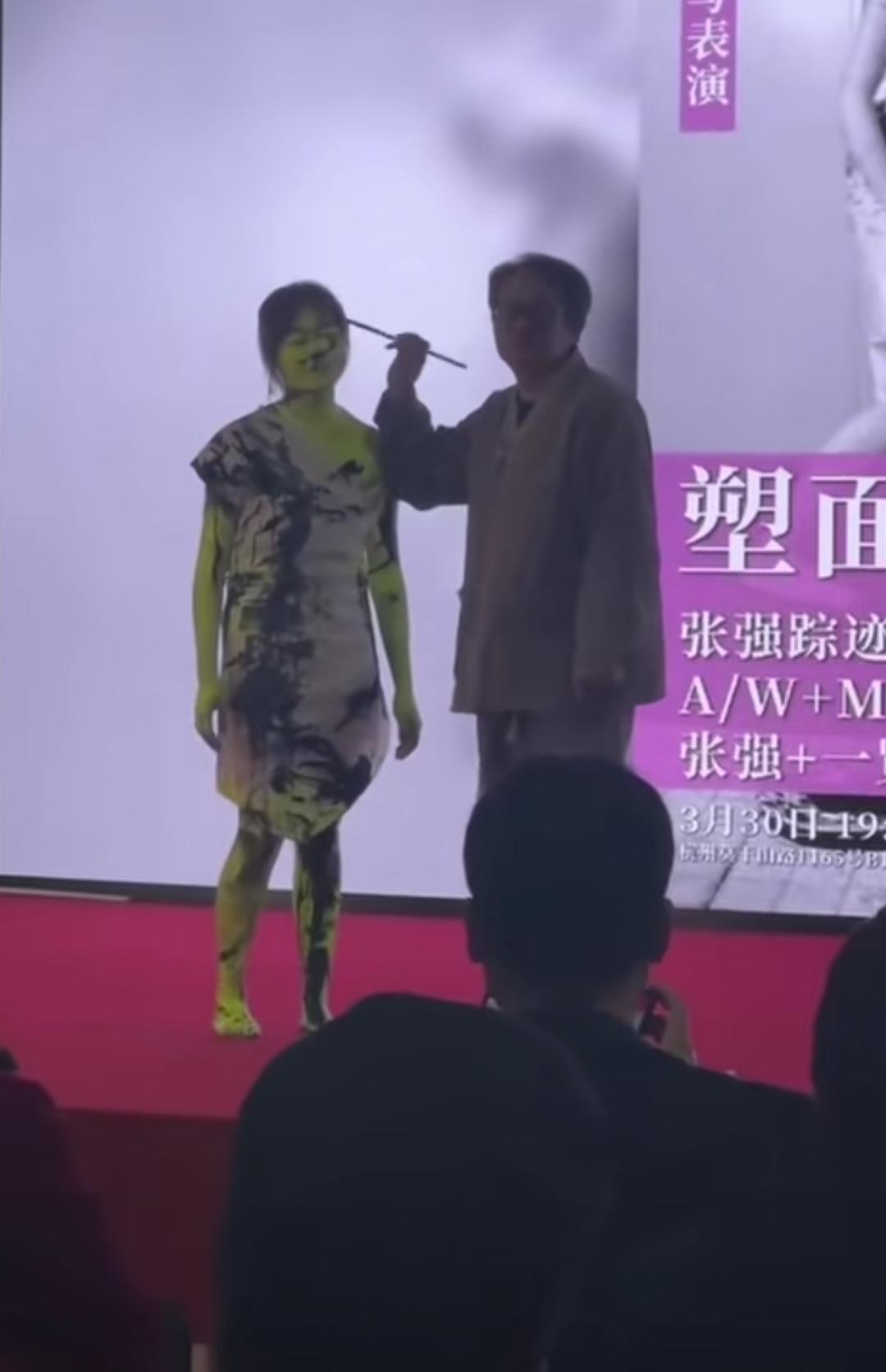 坐等那些质疑乐山公交车广告的媒体发表看法！这个视频是平台推荐的，好像是一位大