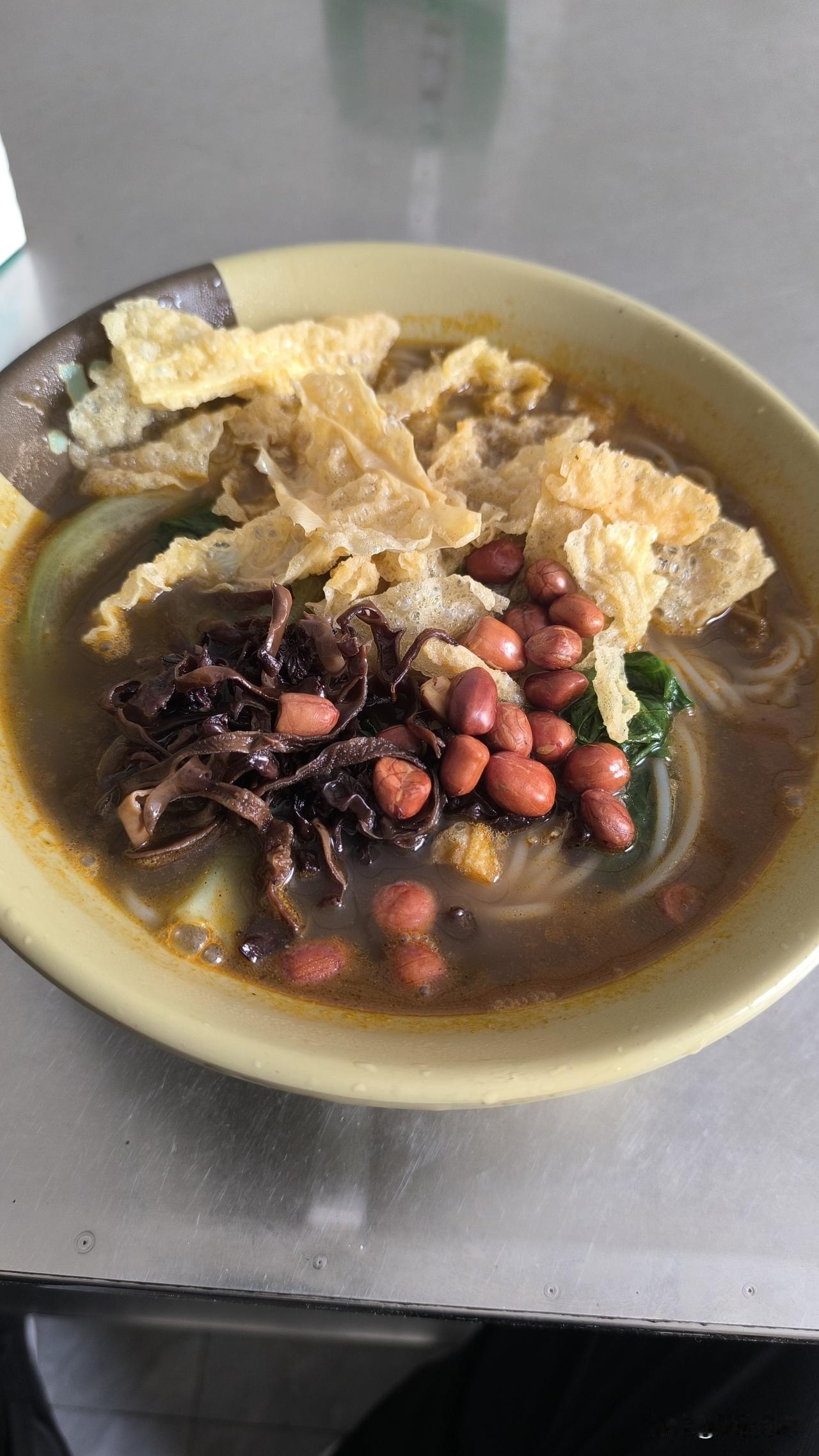 在广西南宁，我发现有一家螺蛳粉店，特别有意思，并不是说他的螺蛳粉到底有多好吃，而