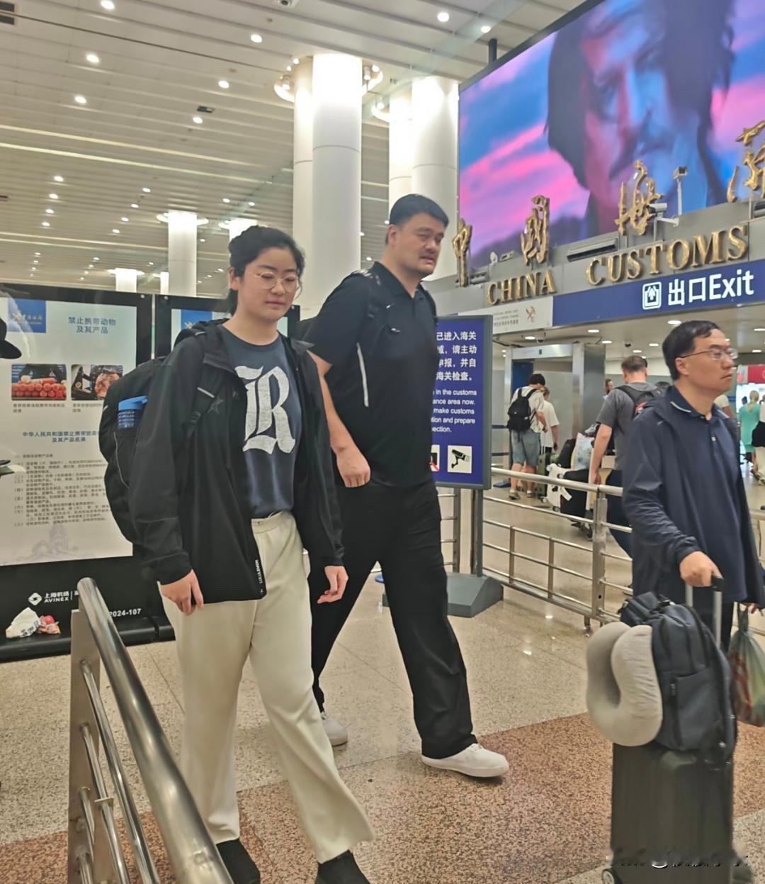 姚明和女儿现身机场，女儿完全遗传了他的身高，身材高大，看起来像篮球运动员，姚明后
