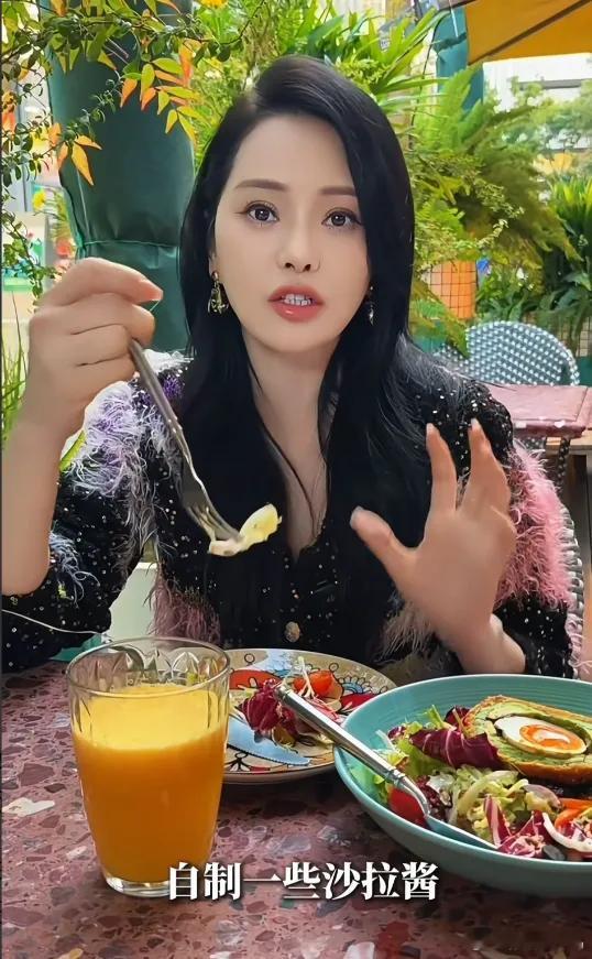 伊能静自曝和秦昊在上海租房十多年，真是让人没想到，伊能静出道早应该有家底，在台北