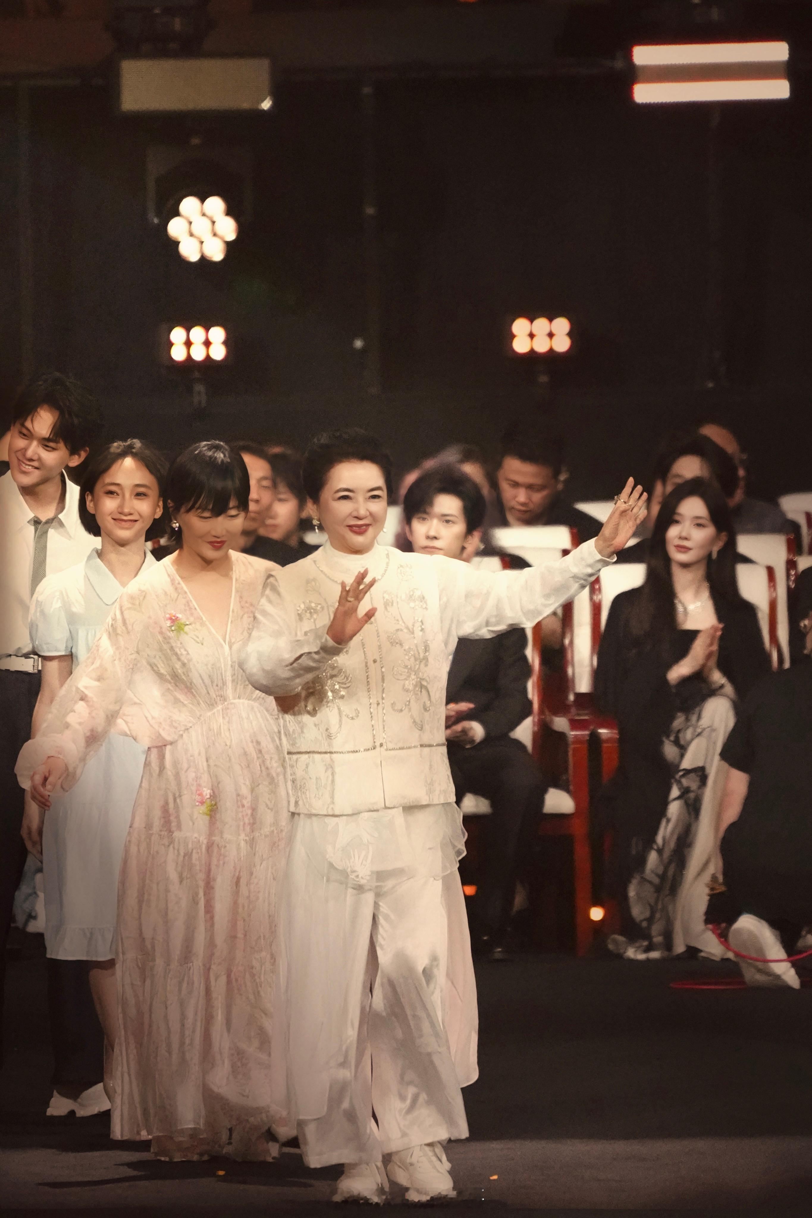 北京国际电影节有幸拍到多位百花女神——刘晓庆、萨日娜、祝希娟、沈丹萍、杨幂、