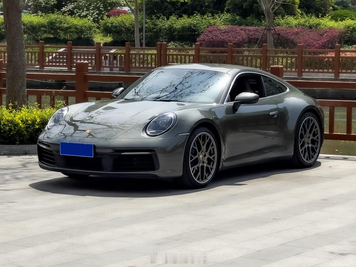 992的911选配这个内饰颜色的应该没多少吧常见的内饰颜色基本上就是红色黑色灰色