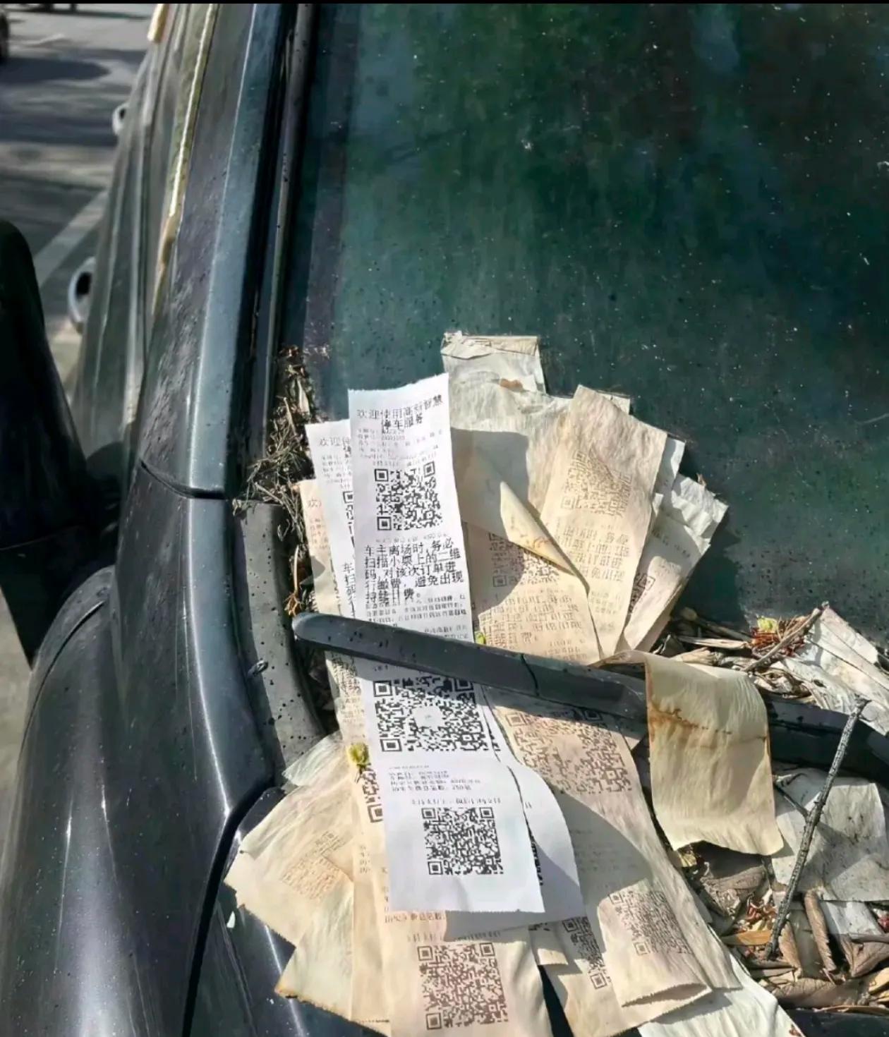 少贴两张可能还会交，这厚厚的一摞子，从图中可以看出，这个车也是相当的破旧，应该是