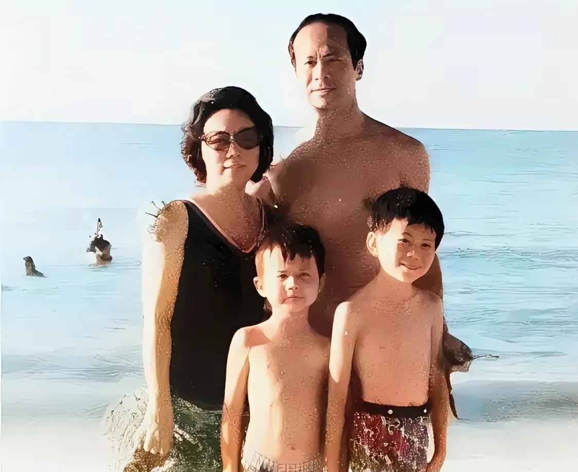 帅气的脸李嘉诚与妻子的年轻时的合照，那时的李嘉诚还没有发迹。就是她身边的这个女